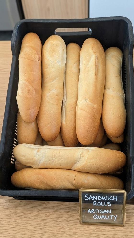 Petits pains sandwich, qualité artisanale, rangés dans un bac